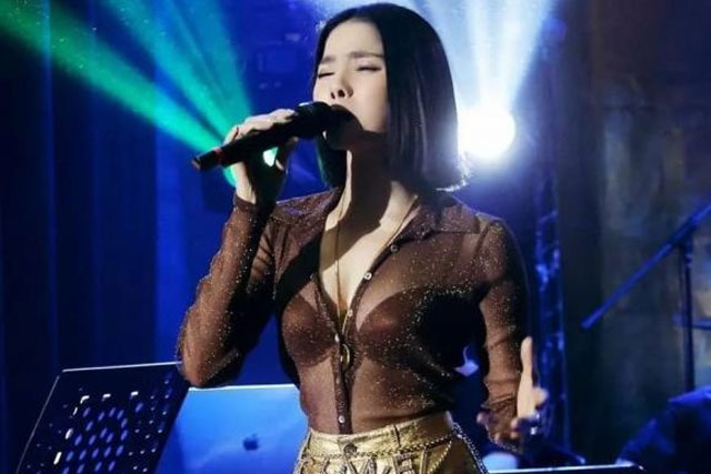 Lệ Quyên gây sốc vì vô tư diện áo xuyên thấu, quần short ngắn đi hát ở tuổi 41