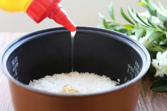 Nấu cơm chỉ cho nước lã là thiếu sót: Thêm 2 nguyên liệu này để hạt cơm căng mẩy, trắng thơm