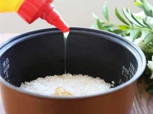 Nấu cơm chỉ cho nước lã là thiếu sót: Thêm 2 nguyên liệu này để hạt cơm căng mẩy, trắng thơm