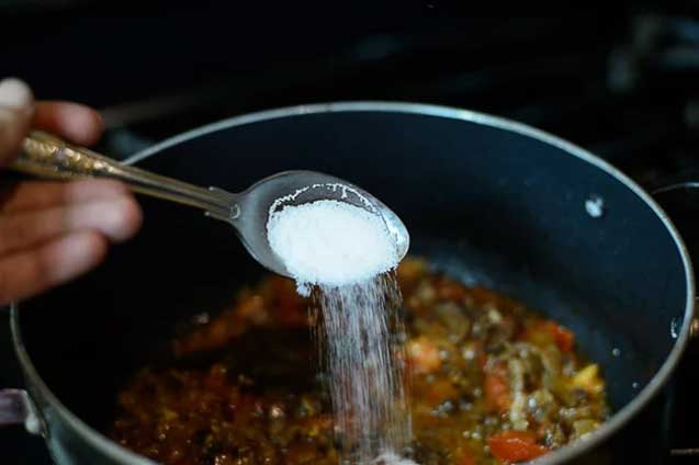 Nhỡ tay bỏ nhiều muối vào canh: Đừng vội cho thêm nước, đầu bếp chỉ cần dùng đúng 1 thứ, món ăn càng ngon