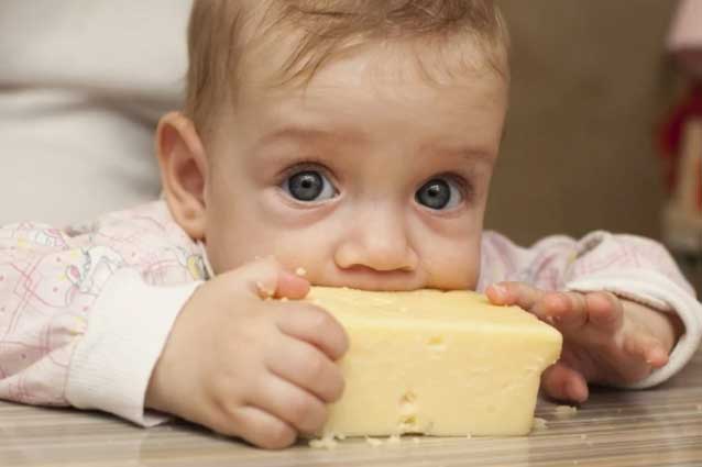 Những thời điểm cho bé ăn phô mai, sữa chua, váng sữa tốt nhất