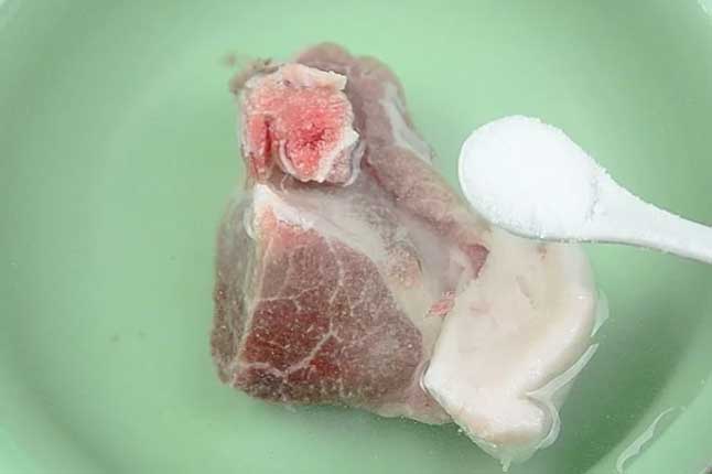 Cách rã đông thịt mềm nhanh chỉ trong tích tắc, dù “cứng như đá” cũng tan ngay nhờ 2 gia vị này