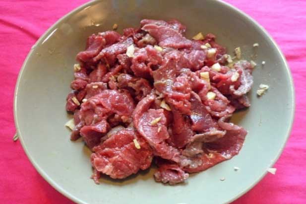 Ướp thịt bò thả thêm thứ này thịt mềm tan ngon hoàn hảo