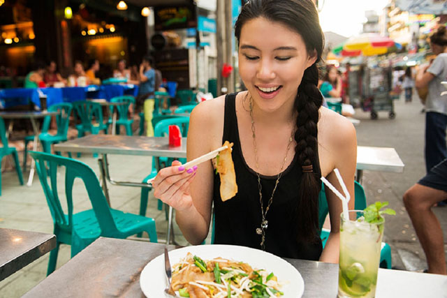 Mẹo phòng tránh ngộ độc thực phẩm khi đi du lịch