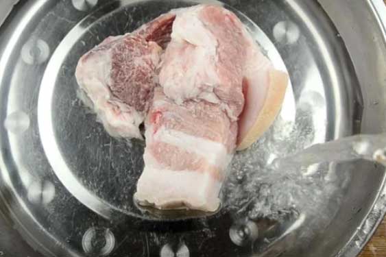 Thịt lấy ra từ tủ lạnh cứng như đá: Dùng 2 thứ này để rã đông, thịt mềm ngay lại không bị nhạt