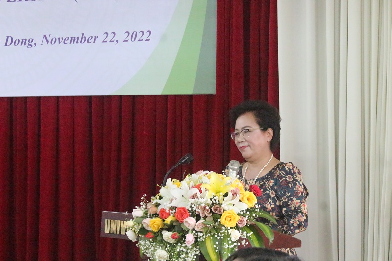 Bà Dương Thị Hạnh – Chủ tịch Hội đồng sáng lập Viện Khoa học kỹ thuật ngành chăm sóc sức khoẻ và thẩm mỹ Việt Nam, chia sẻ tại sự kiện.