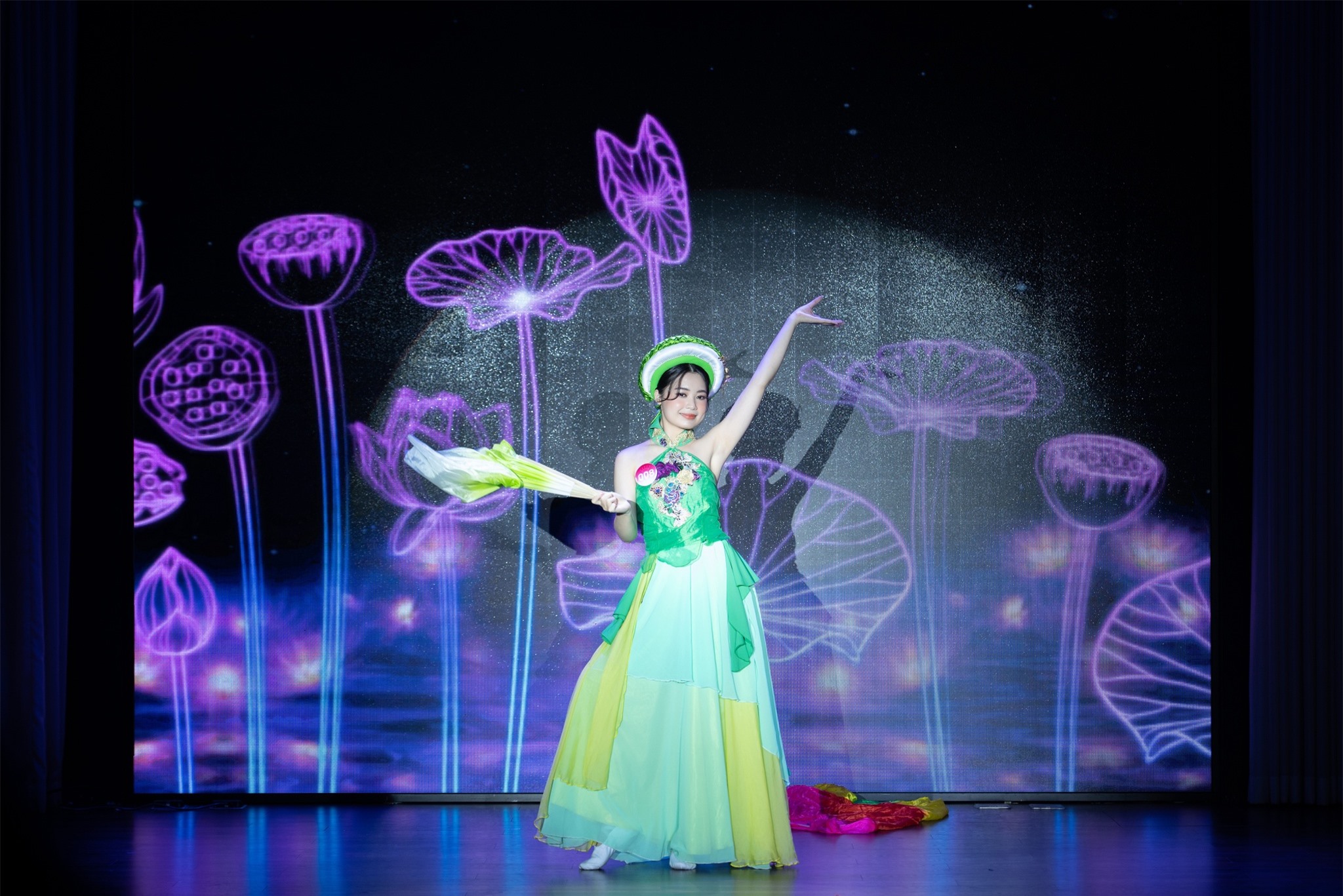 Thí sinh Hoa hậu Việt Nam 'múa bóng', 'đánh võ'... trong phần thi tài năng - ảnh 16