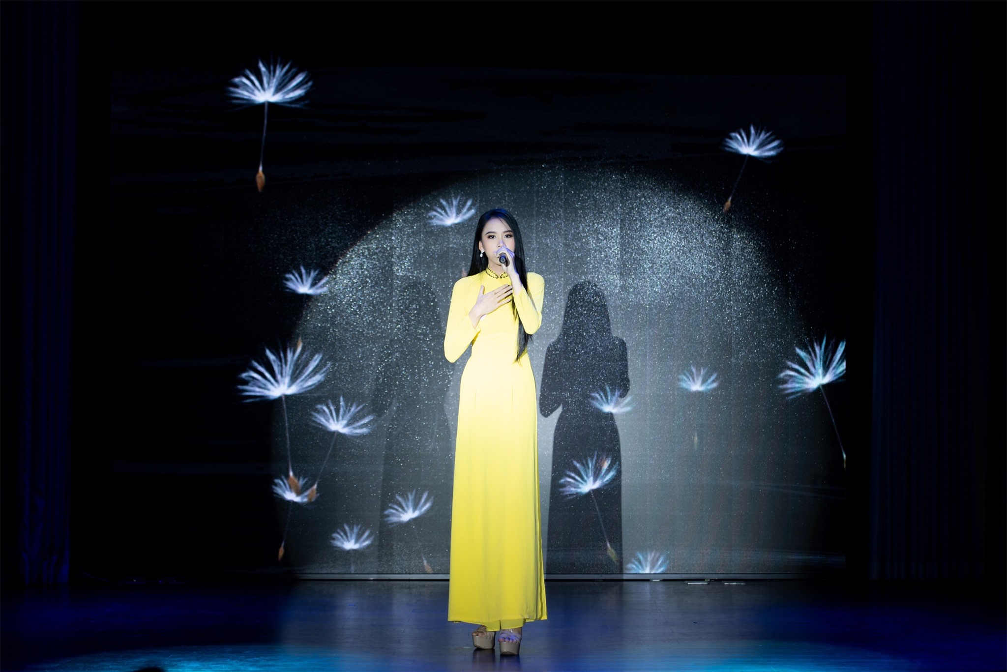 Thí sinh Hoa hậu Việt Nam 'múa bóng', 'đánh võ'... trong phần thi tài năng - ảnh 4