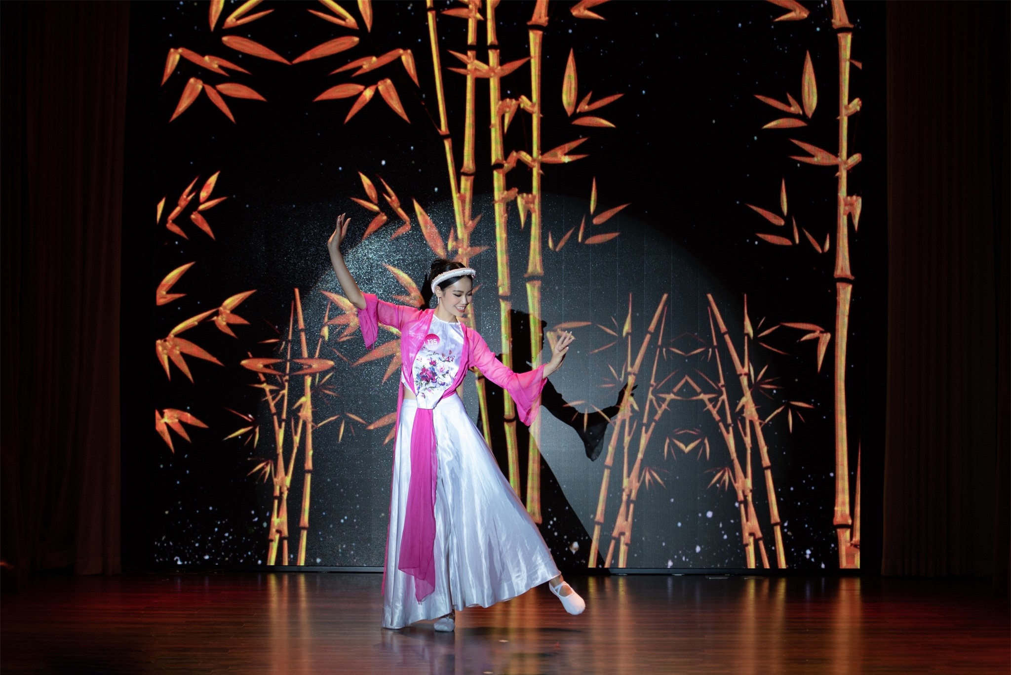 Thí sinh Hoa hậu Việt Nam 'múa bóng', 'đánh võ'... trong phần thi tài năng - ảnh 5