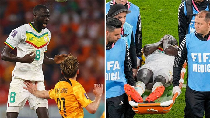 De Jong 'tung chưởng' trúng hạ bộ khiến cầu thủ Senegal rời sân bằng cáng