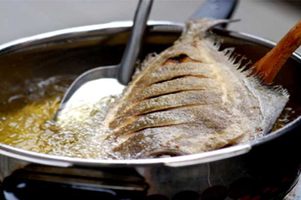 Thêm thứ này khi rán cá không bị bắn dầu, da vàng giòn rụn, không nát