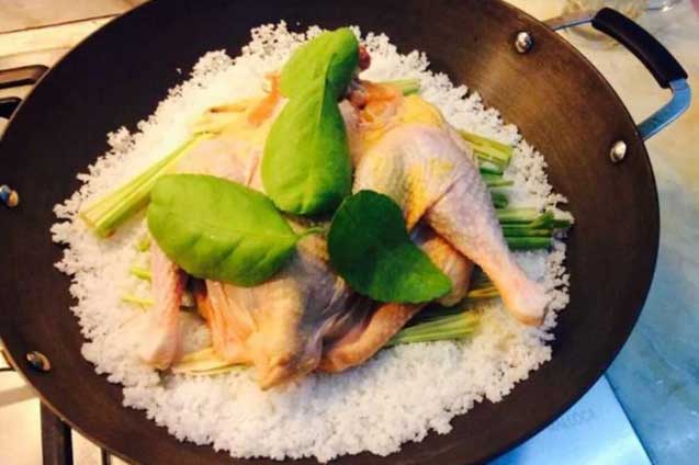 Luộc gà không dùng nước lã: Lấy thứ này luộc gà đảm bảo thịt thơm, ngọt đậm