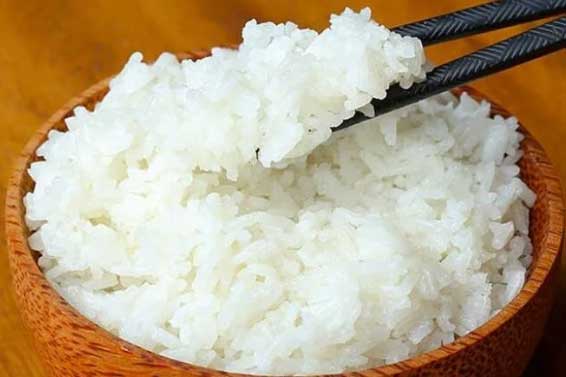 Nấu cơm đừng chỉ cho mỗi nước lọc, thêm 1-2 giọt này vào đảm bảo cơm dẻo trắng tinh, để lâu không bị thiu