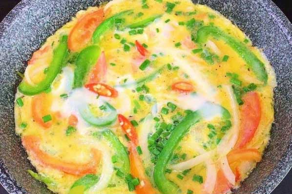 Rán trứng đừng chỉ cho hành hay mắm muối, thêm thứ này trứng bông xốp, vàng ruộm lại không tanh