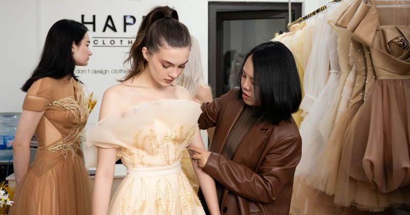 NTK Thảo Nguyễn tất bật fitting đồ cho show diễn tại Tuần lễ thời trang quốc ế Việt Nam