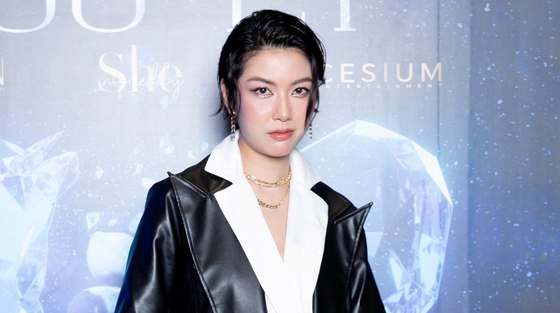 Thúy Vân tóc ngắn, mặc vest khác lạ trong MV 'Trái Tim Lưu Ly'
