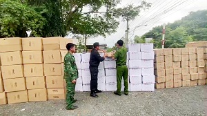 An Giang: Tạm giữ 2 xe tải chở hàng hoá xuất xứ nước ngoài không hoá đơn, chứng từ