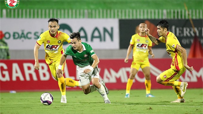 Thanh Hoá (áo vàng) đã thua đậm Bình Định trên sân nhà - Ảnh: BĐFC