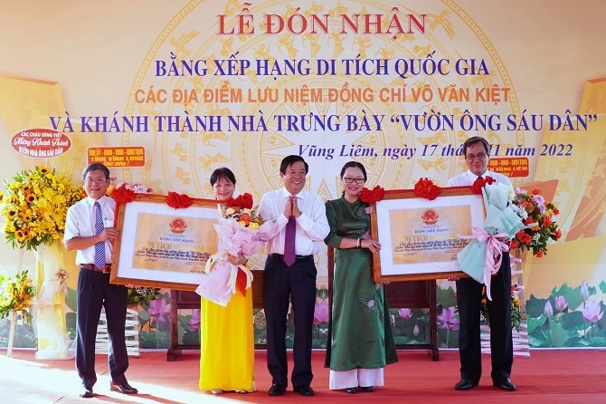 Khu lưu niệm Thủ tướng Võ Văn Kiệt được xếp hạng di tích Quốc gia. Khu lưu niệm Thủ tướng Võ Văn Kiệt được xếp hạng di tích Quốc gia.