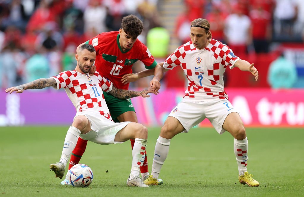 Croatia không thể đánh bại đối thủ “dưới cơ” Morocco (áo đỏ).