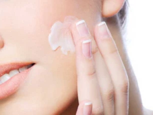 Trước khi bôi kem chống nắng, nàng đừng quên làm một việc vô cùng quan trọng sau