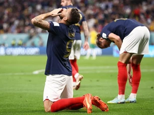 Giroud cân bằng kỷ lục của Henry ở ĐT Pháp