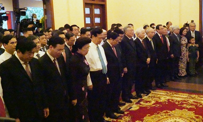 Thủ tướng Chính phủ Phạm Minh Chính cùng nguyên lãnh đạo Đảng, Nhà nước mặc niệm tưởng nhớ cố Thủ tướng Võ Văn Kiệt tại Khu lưu niệm Thủ tướng ở huyện Vũng Liêm 