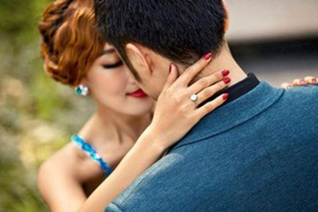 Vợ chết lặng nghe chồng giải thích lý do điện thoại chứa tin nhắn hẹn hò với cả chục cô gái