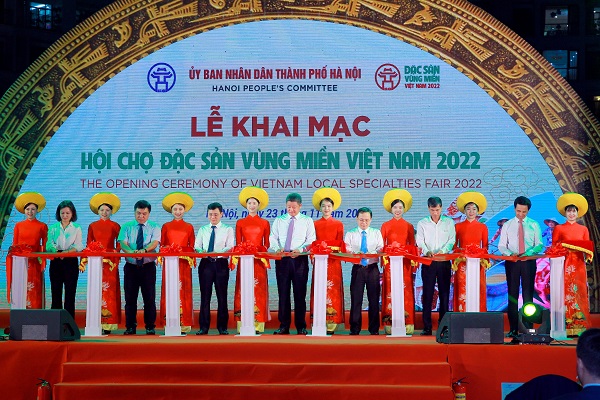 Ảnh 1: Các đại biểu cắt băng khai mạc Hội chợ Đặc sản Vùng miền Việt Nam 2022.