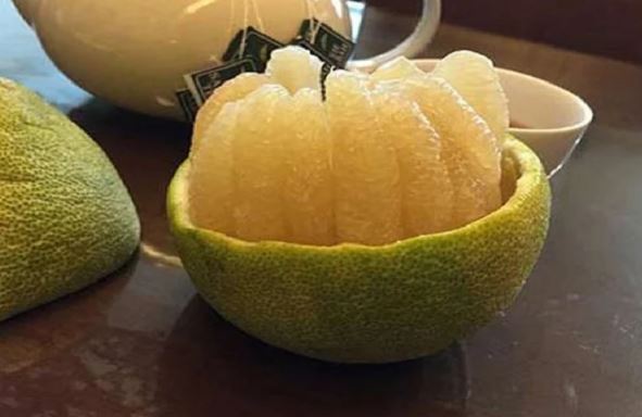 Quả bưởi mua về muốn lột vỏ nhanh, đẹp cứ mẹo này mà áp dụng