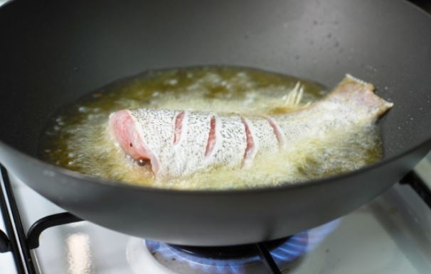 Thả thứ này vào chảo, tha hồ chiên rán thực phẩm không lo bắn dầu mỡ