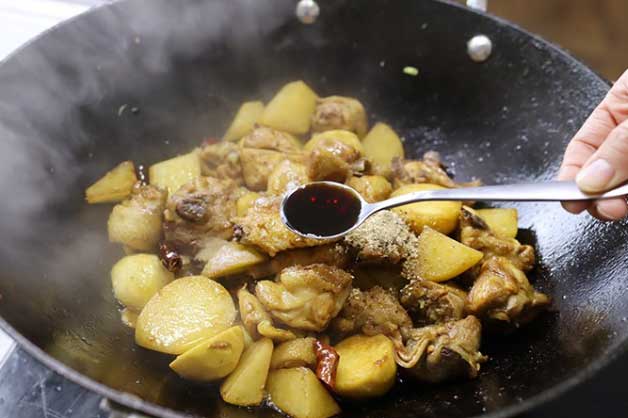 Kho gà công nghiệp cũng phải khéo, biết mẹo này đảm bảo thịt dai ngon không bở