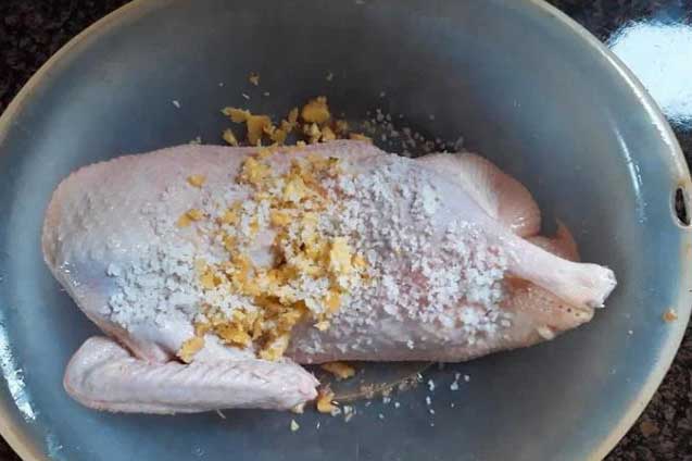 Luộc vịt chỉ cho nước lạnh là thiếu sót, thêm thứ này vào đảm bảo đánh bay mùi hôi, thịt thơm ngon không tưởng