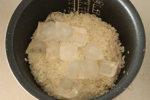 Thả 2 viên đá lạnh vào nồi cơm, kết quả sẽ khiến bạn bất ngờ