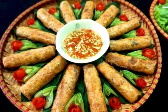 Đừng vội thả nem vào chảo: Cho thứ này vào trước để nem rán vàng giòn, lâu ỉu