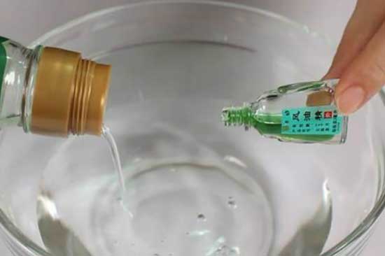 Pha dầu gió cùng giấm trắng: Ai thấy cũng xuýt xoa học theo ngay, giảm cả đống tiền