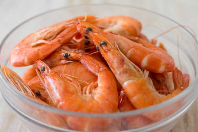 Luộc tôm nhớ cho 2 gia vị này: Tôm đỏ au, thịt chắc ngọt, không tanh