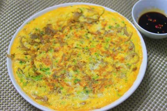 Rán trứng cho mắm, muối là chưa đủ, thêm vài giọt này trứng không tanh lại vàng ươm, mềm xốp