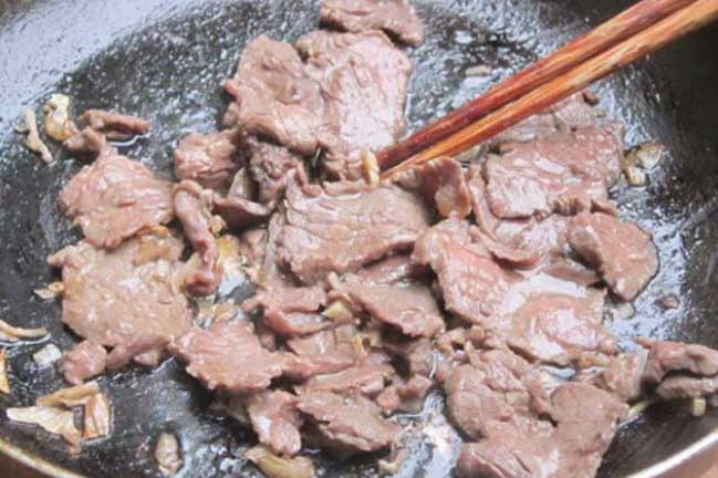 Thịt bò xào đừng ướp muối, thêm thứ gia vị này thịt mới không bị dai, ăn mềm tan