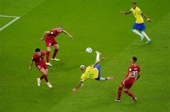 Richarlison lập siêu phẩm, Brazil chiếm ngôi đầu bảng G
