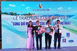 Trao giải cuộc thi viết “Cùng giữ màu xanh của biển”