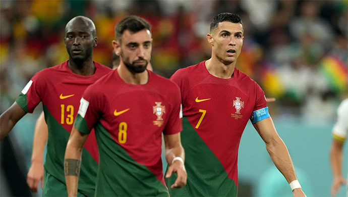 Bruno Fernandes kích truyền thông tiếp tục chỉ trích Ronaldo