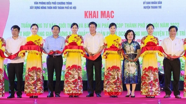 Các đại biểu cắt băng khai mạc Tuần hàng.