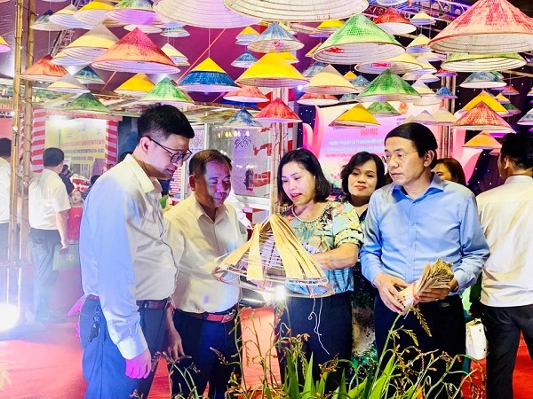 Một số hình ảnh tại Tuần hàng tư vấn, giới thiệu và bán sản phẩm OCOP TP Hà Nội năm 2022 kết hợp không gian trưng bày, quảng bá sản phẩm OCOP và làng nghề huyện Thanh Trì.