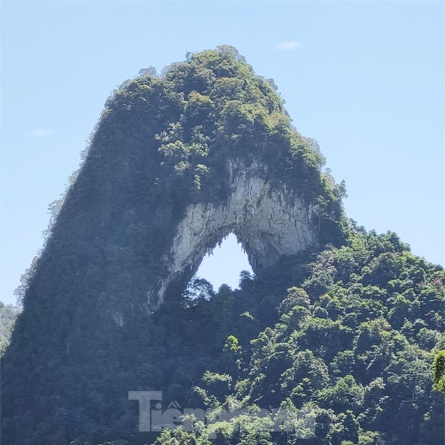 Khám phá ngọn núi thủng được xem là mắt của Thần Núi ở Cao Bằng ảnh 2