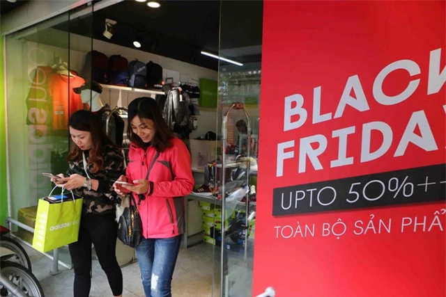 Nhiều cửa hàng giảm giá đến 90% dịp Black Friday - Ảnh 1.