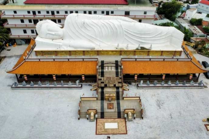 Ngôi chùa cổ 300 tuổi có tượng Phật nằm trên mái dài nhất châu Á ở Bình Dương