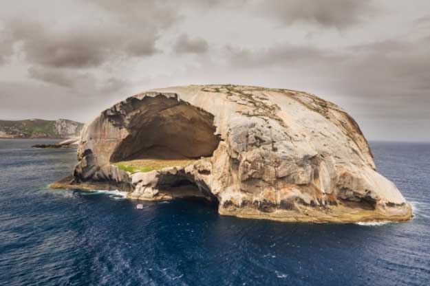 Hòn đảo Đầu lâu bí ẩn: Nơi du khách chỉ được ngắm chứ không thể đặt chân đến