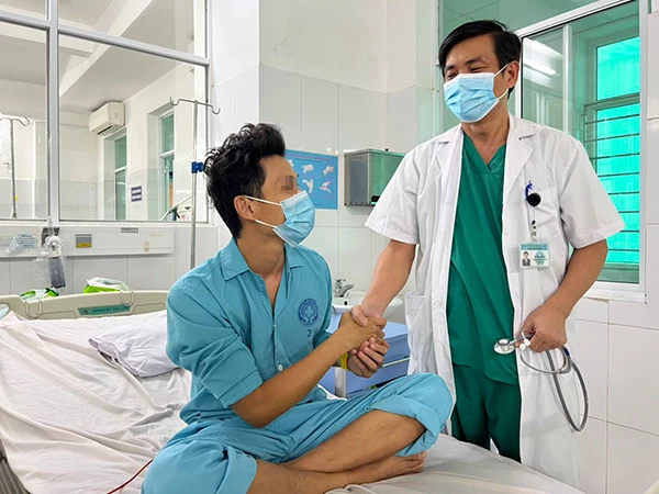 Bệnh nhân N.Đ.P bày tỏ lòng tri ân các bác sĩ Bệnh viện Đà Nẵng đã đưa mình từ cõi chết trở về.