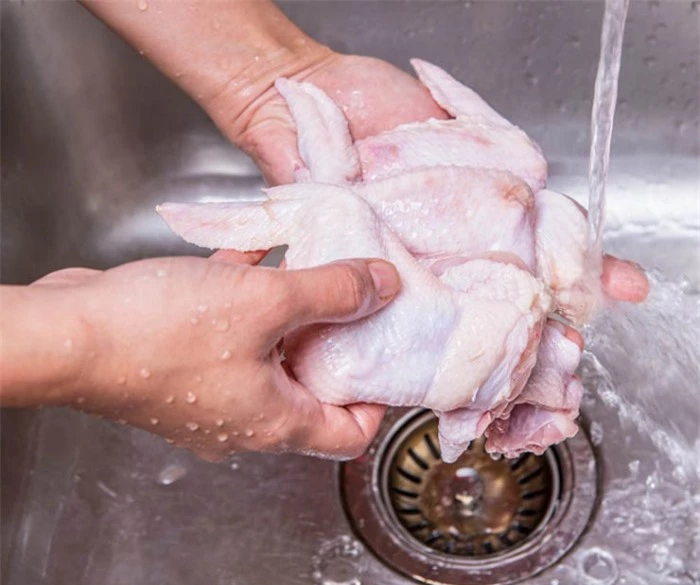 Chuyên gia chỉ ra lý do không nên rửa thịt gà trước khi nấu 1